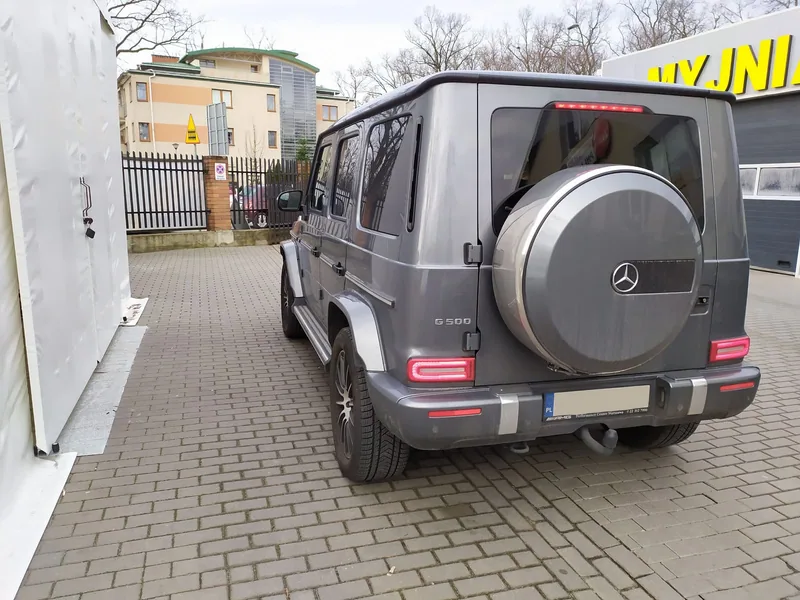 Mercedes klasy G przed punktem Detail-Wash, widok od tyłu