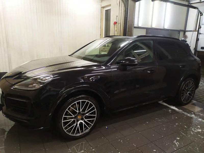 Czarne Porsche SUV wewnątrz hali Detail-Wash