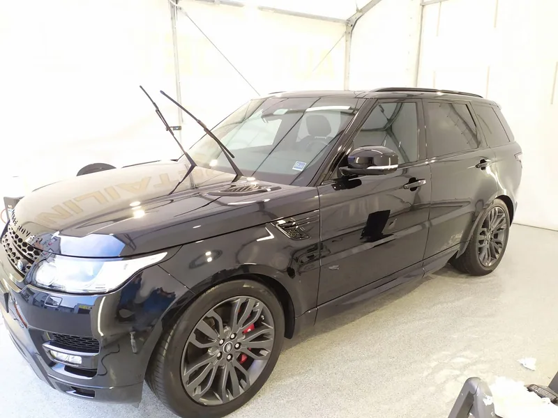 Czarny Range Rover w stanowisku Detail-Wash, widok z przodu