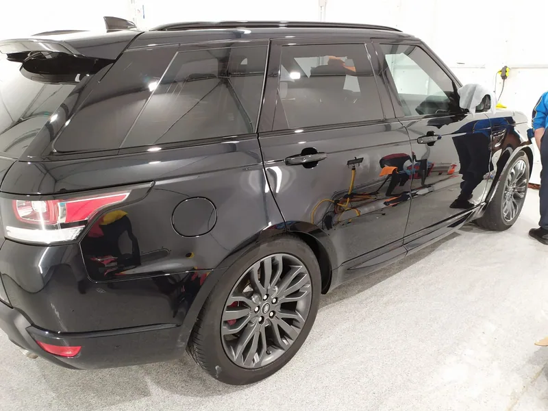 Czarny Range Rover w hali Detail-Wash, widok od tyłu