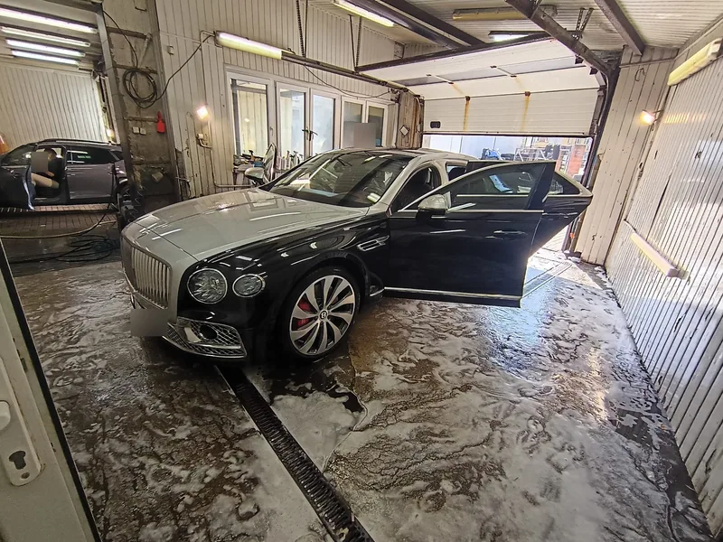 Bentley Flying Spur po korekcie lakieru, widok z boku