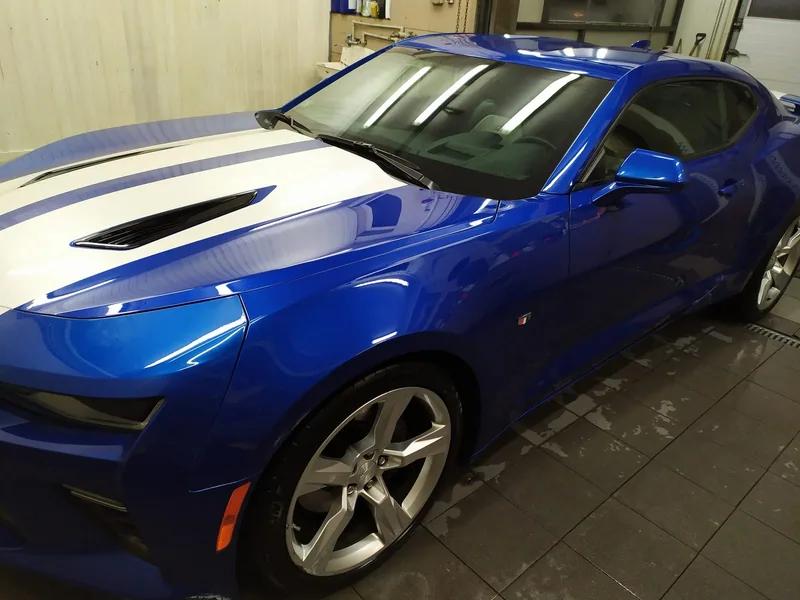 Niebieskie Chevrolet Camaro w hali myjni