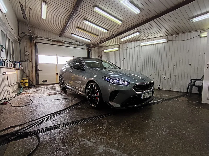 Szare BMW w hali myjni Detail-Wash, ujęcie z przodu