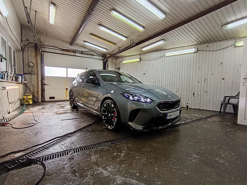 Szare BMW w hali Detail-Wash, ujęcie z boku