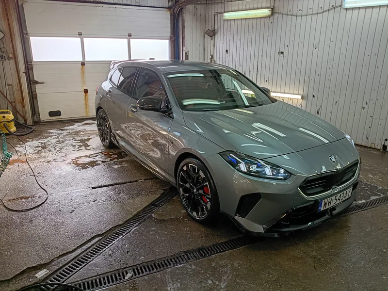 Szare BMW przy stanowisku myjni Detail-Wash