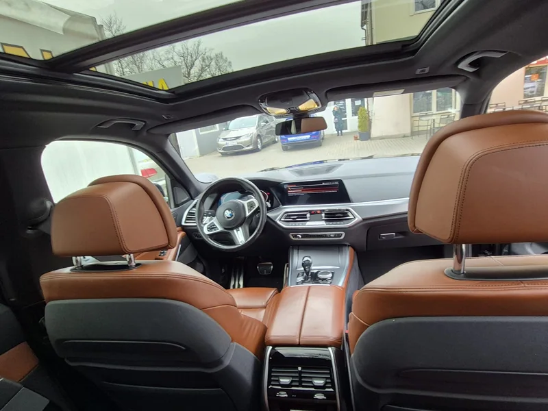 Tylna kanapa z brązowej skóry w BMW