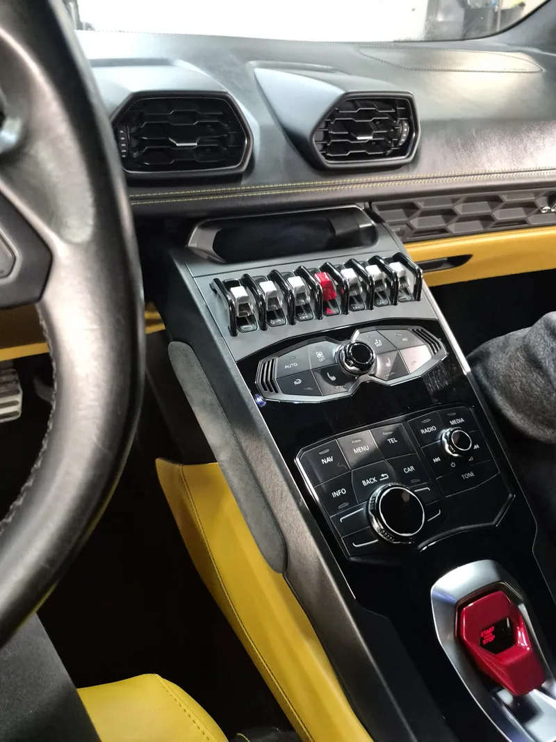 Konsola i żółta tapicerka we wnętrzu Lamborghini
