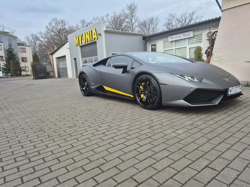 Szare Lamborghini na placu przed myjnią Detail-Wash w Warszawie