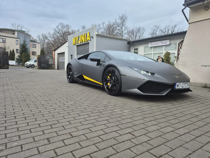 Szare Lamborghini na placu Detail-Wash, widok z boku