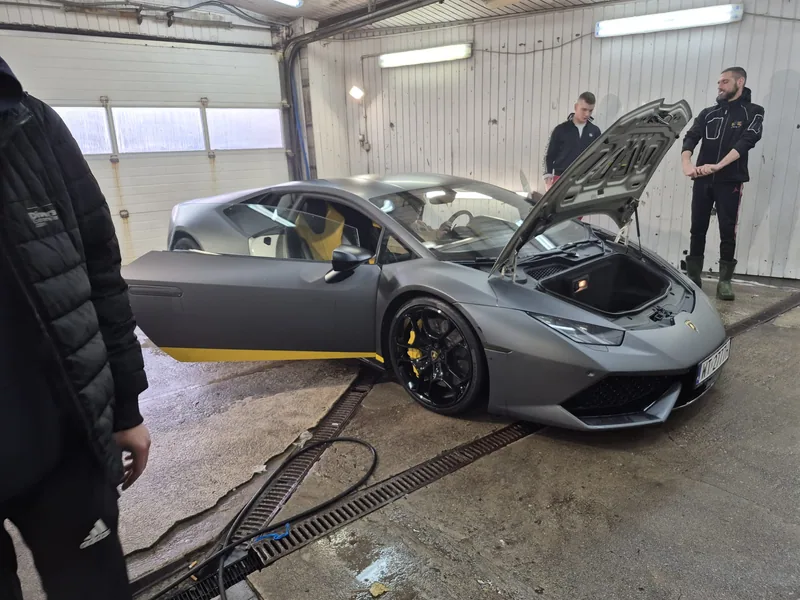Lamborghini na stanowisku wewnątrz hali Detail-Wash
