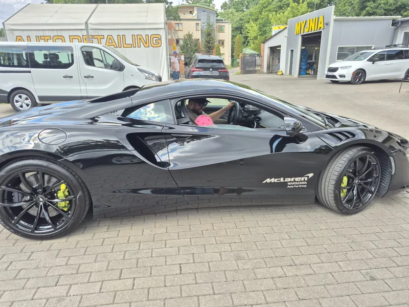 Czarny McLaren na placu przed myjnią Detail-Wash w Warszawie