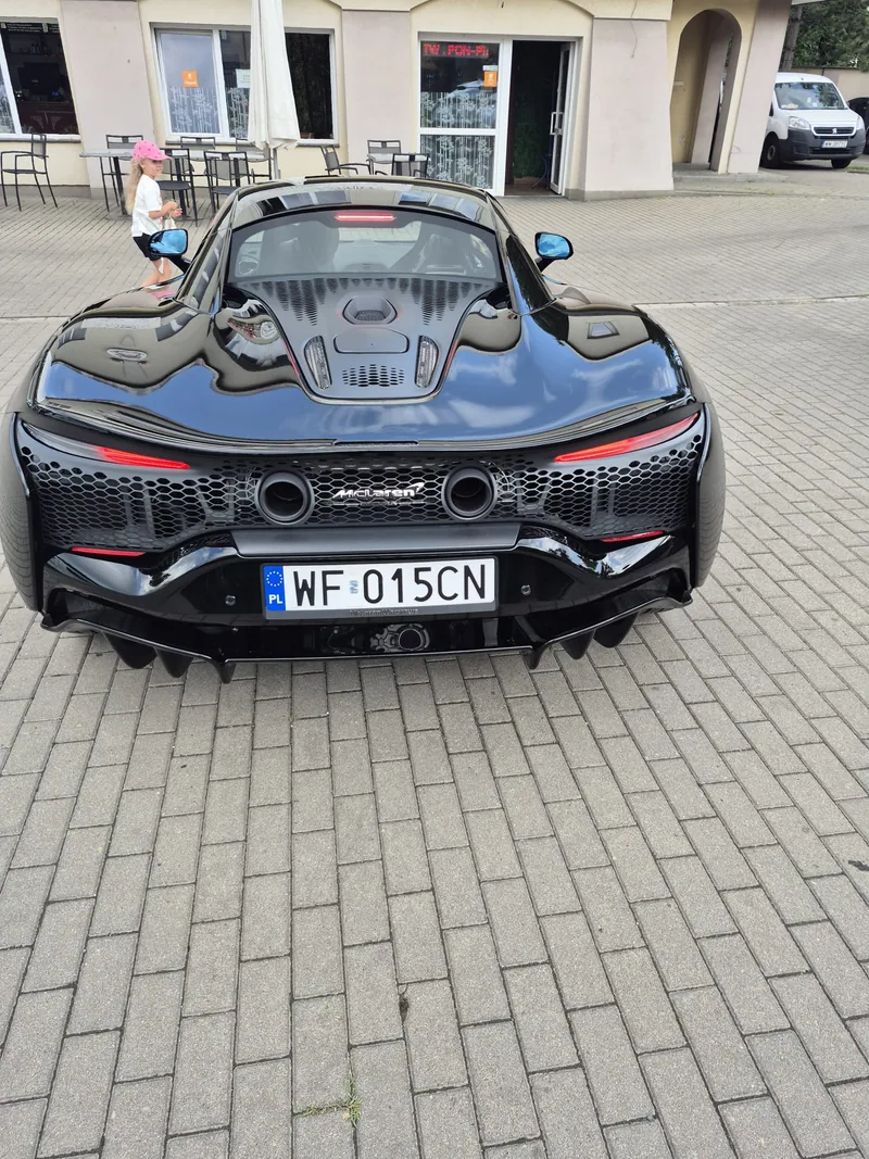 Czarny McLaren na placu Detail-Wash, widok od tyłu