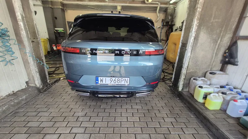 Range Rover od tyłu na stanowisku myjni Detail-Wash