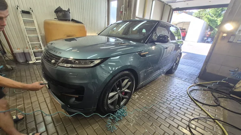 Range Rover podczas ręcznego mycia w Detail-Wash