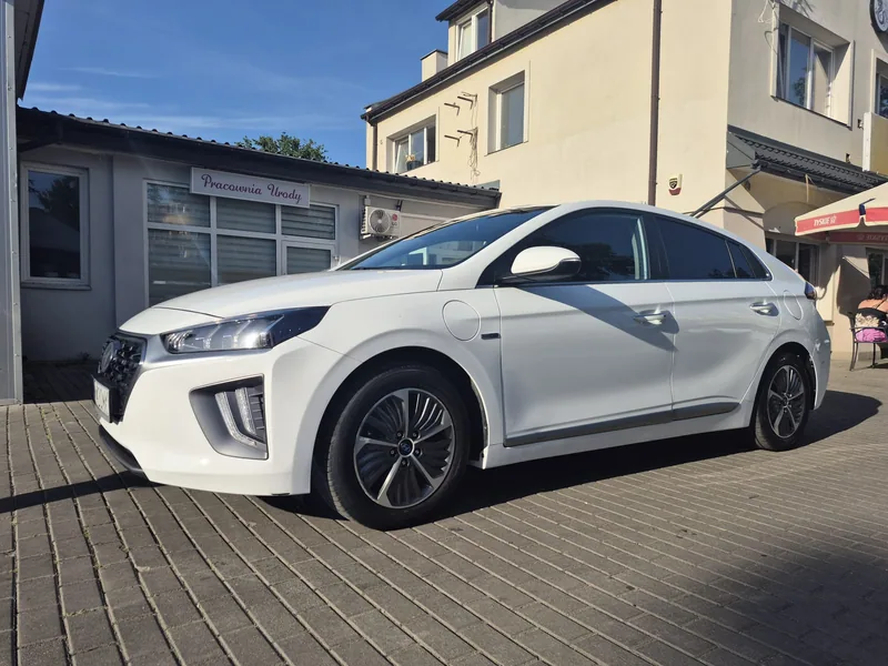 Biały SUV na placu przy myjni Detail-Wash